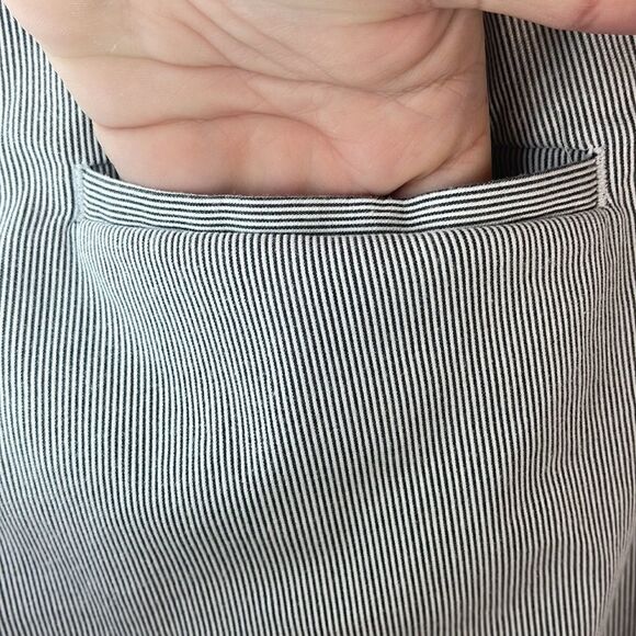 Ann Taylor Seersucker Capris Curvy 12 - Picture 9 of 9